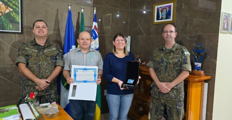 Prefeita Janailza Taveira  recebe placa em reconhecimento ao apoio à Força Aérea Brasileira