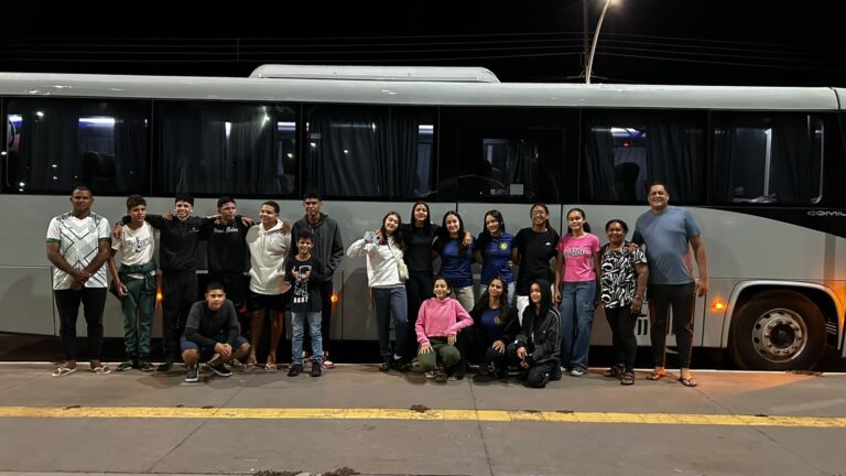 Novo ônibus do município estreia em viagem com atletas de São Félix nos Jogos Escolares Estaduais